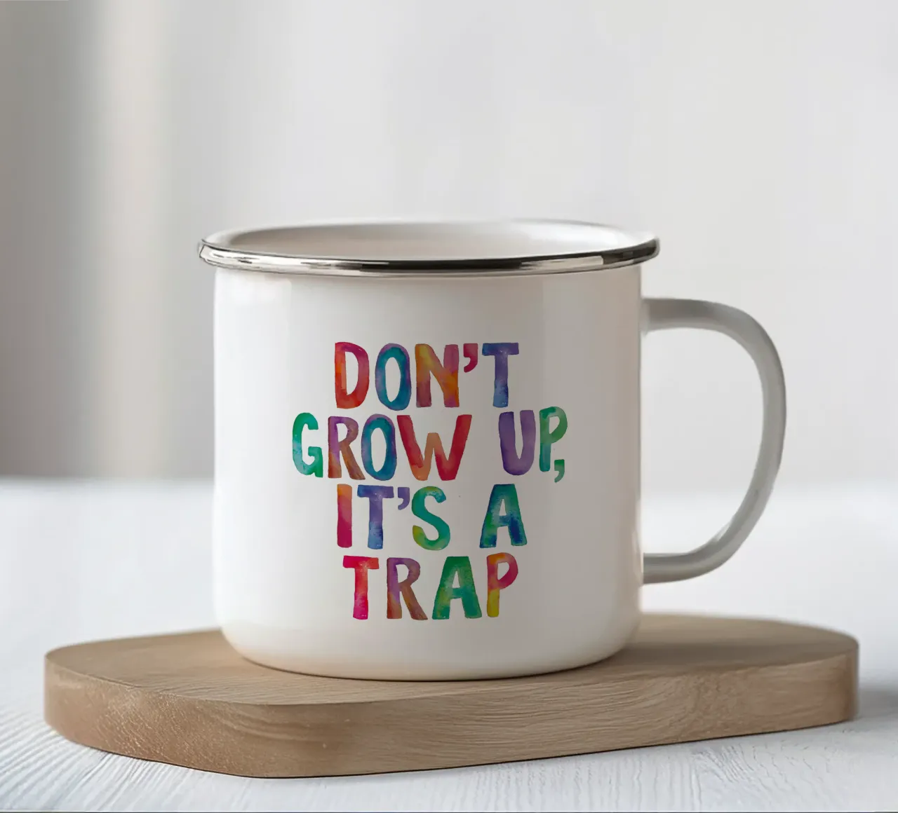 Non crescere è una trappola Design tipografico arcobaleno tazza in smalto da THE MOTIVATED TYPE