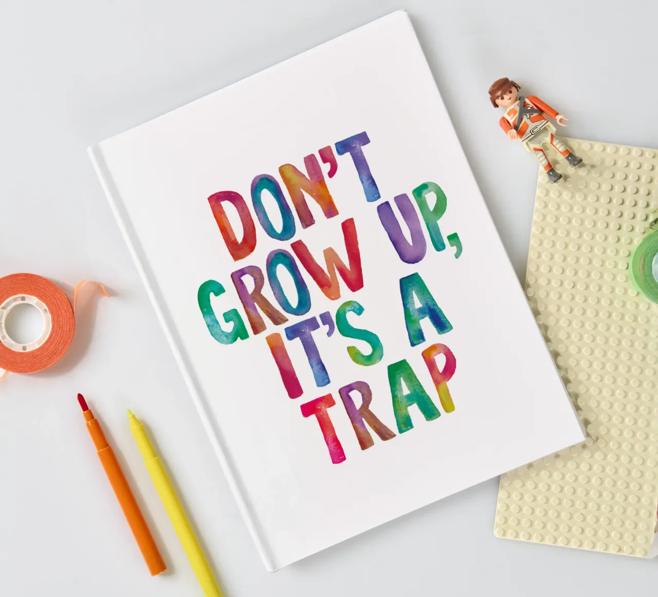 Non crescere è una trappola Design tipografico arcobaleno diario da THE MOTIVATED TYPE