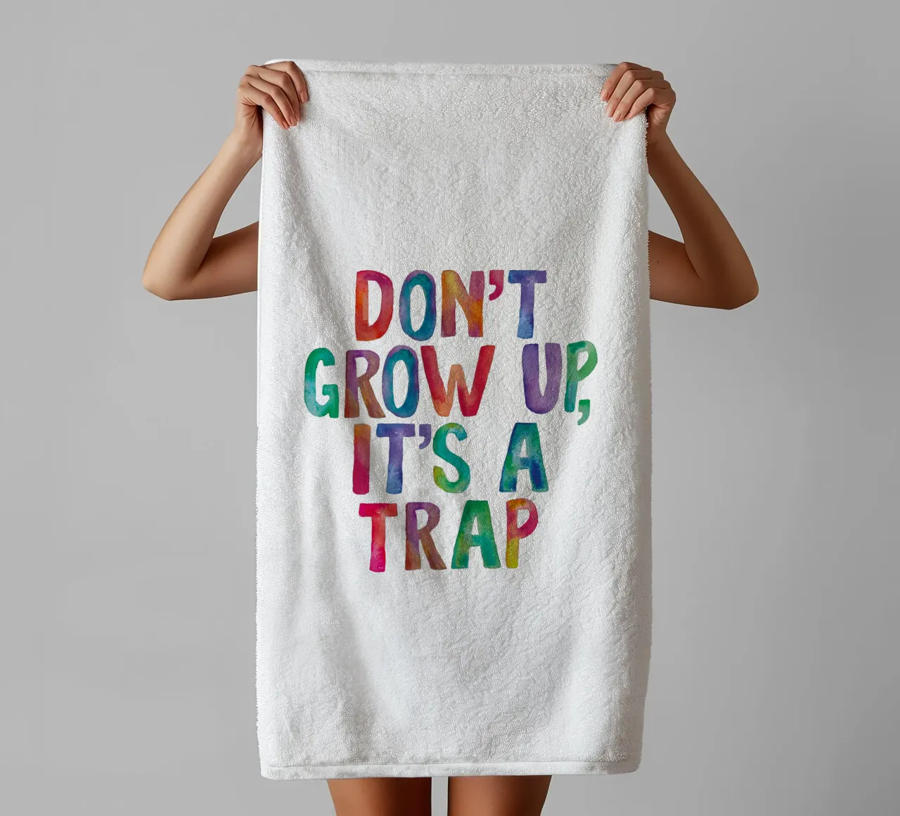 Non crescere è una trappola Design tipografico arcobaleno asciugamano da bagno da THE MOTIVATED TYPE