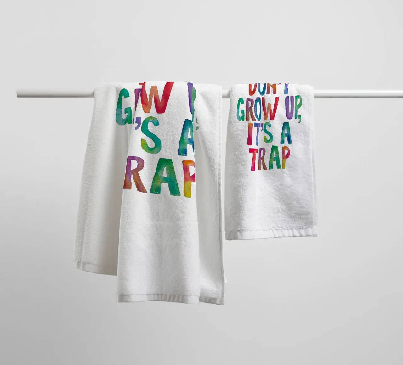 Non crescere è una trappola Design tipografico arcobaleno asciugamano da bagno da THE MOTIVATED TYPE