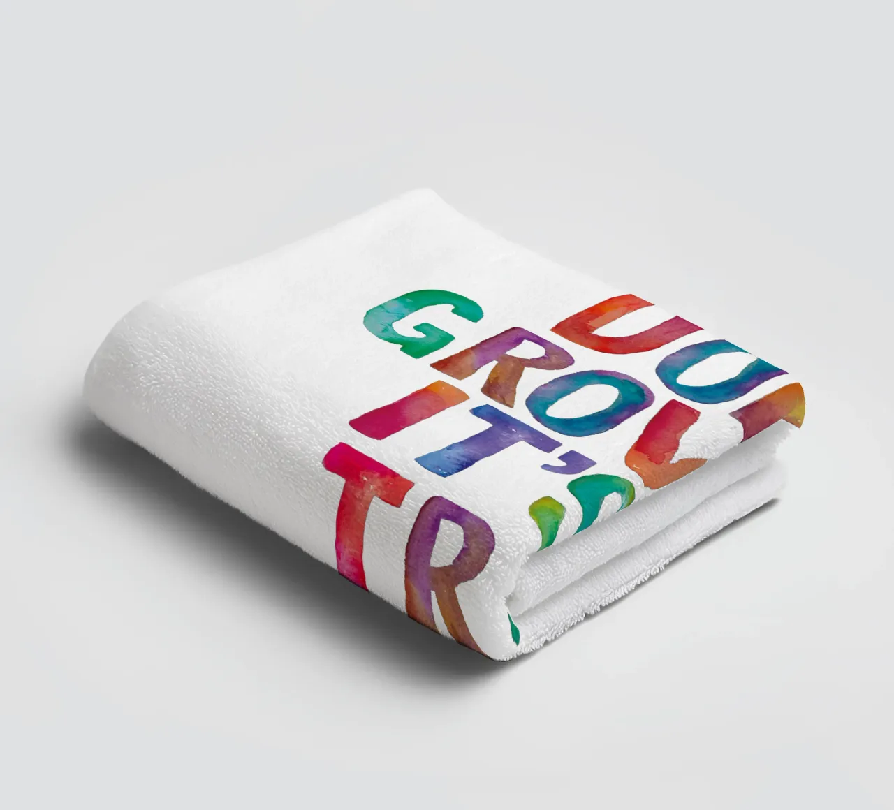 Non crescere è una trappola Design tipografico arcobaleno asciugamano da bagno da THE MOTIVATED TYPE