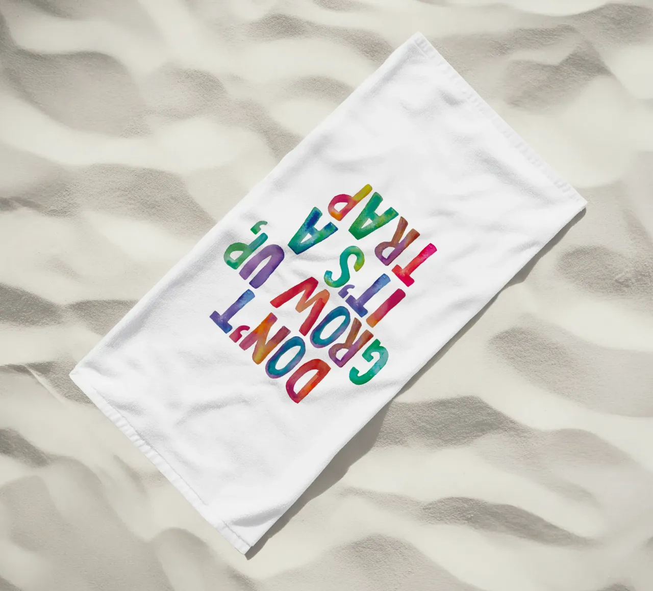 Non crescere è una trappola Design tipografico arcobaleno telo mare da THE MOTIVATED TYPE