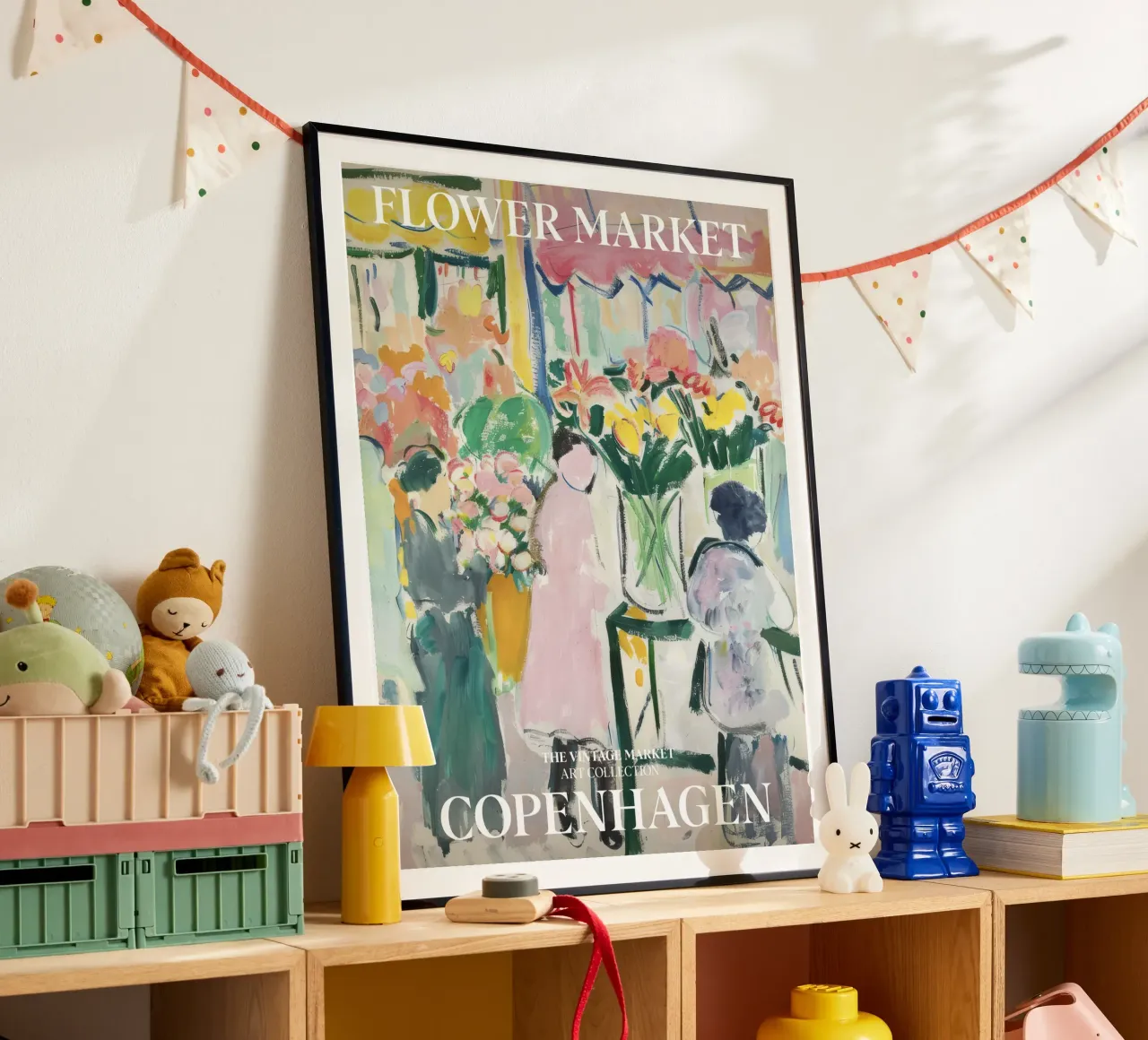 Quadro d'epoca del mercato dei fiori Copenaghen, Danimarca poster con telaio in legno da Peaches Art Prints
