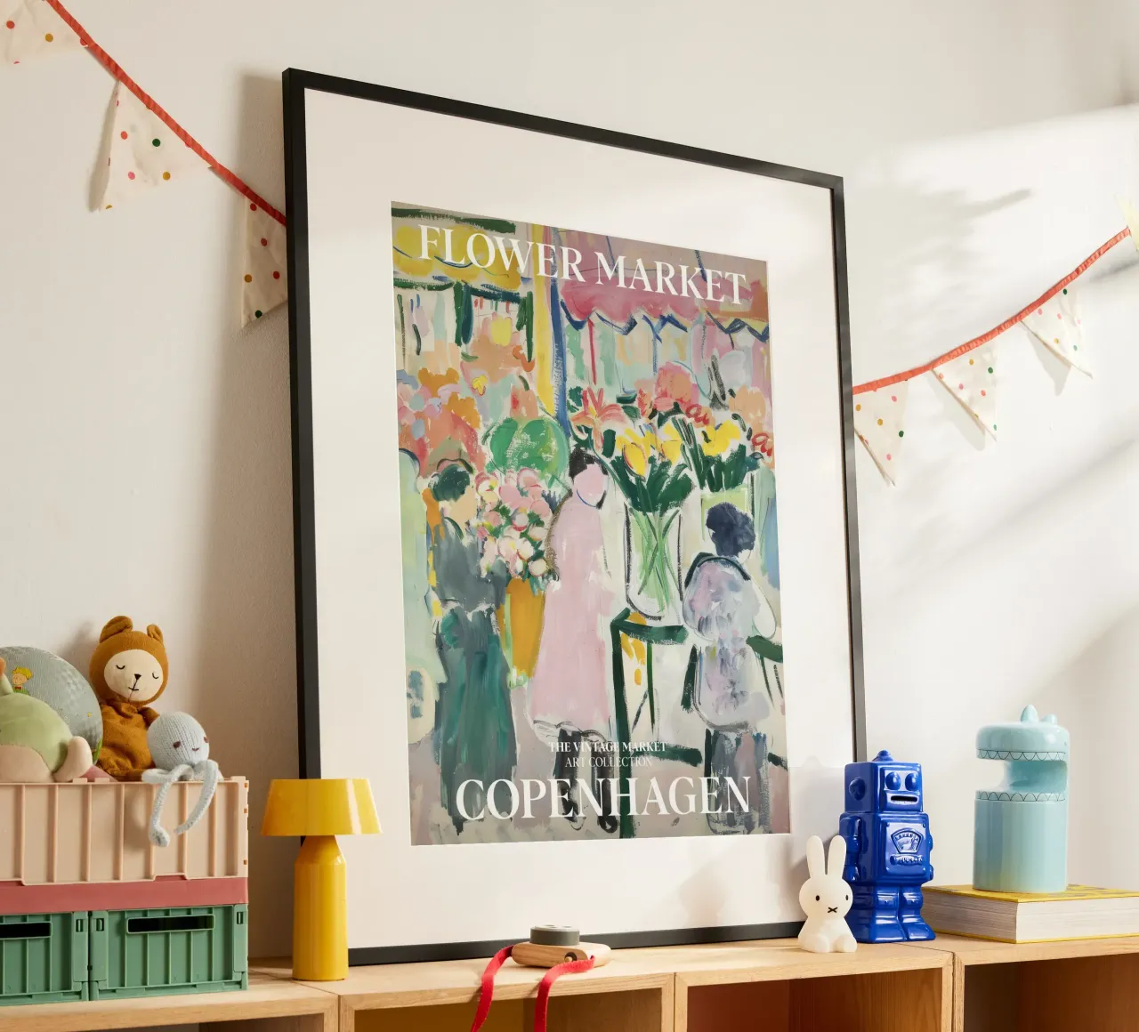 Quadro d'epoca del mercato dei fiori Copenaghen, Danimarca poster con telaio in legno da Peaches Art Prints