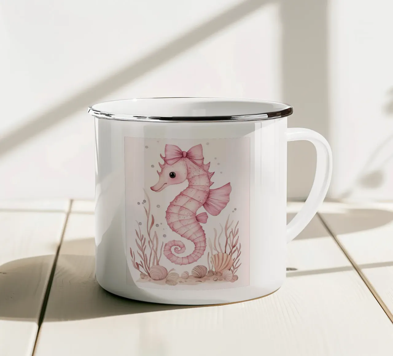 Rosa Seepferdchen mit rosa Schleifen Muscheln Seetang Niedliches Tier Emaille Tasse von Gentle Echoes Art