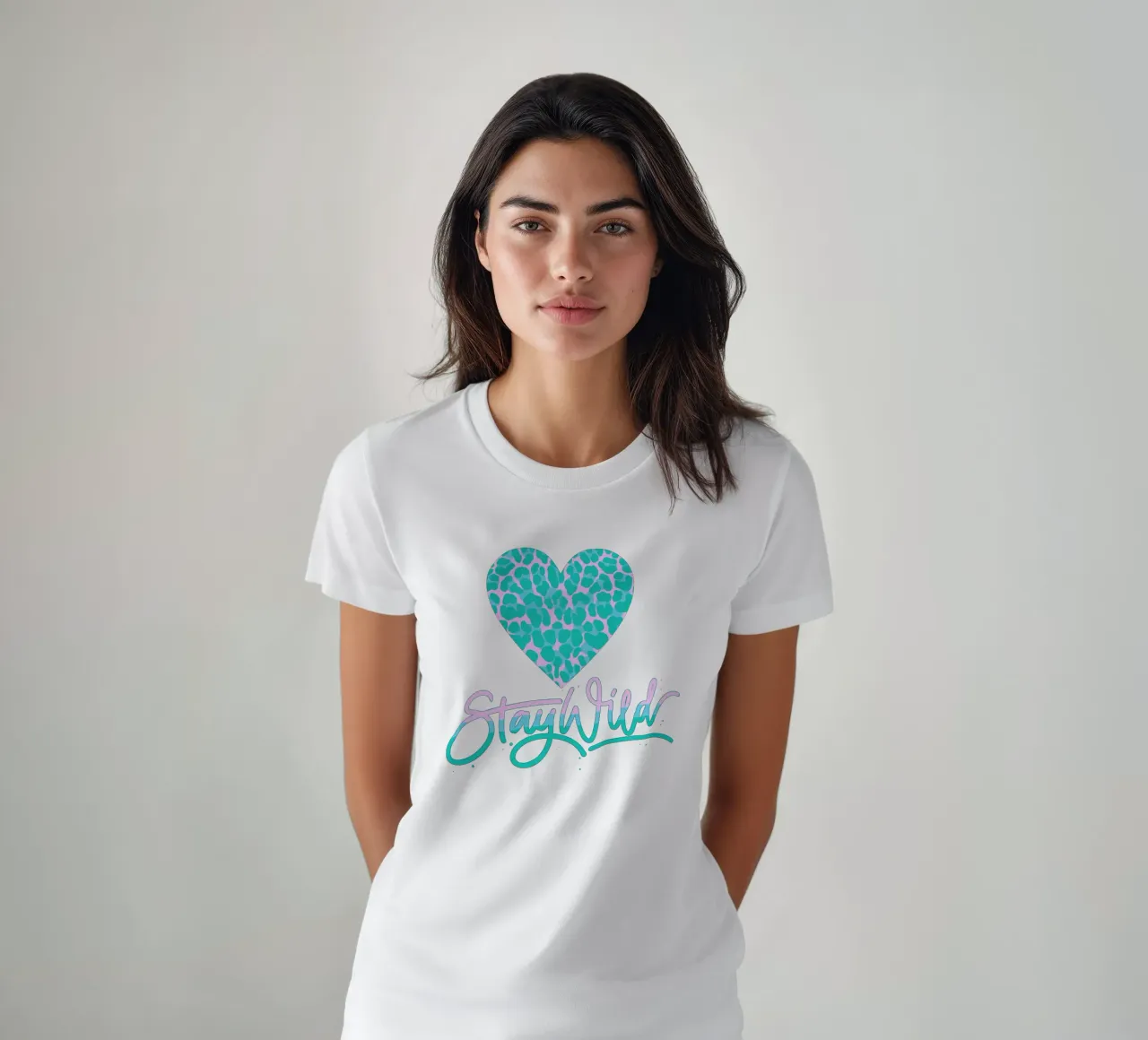 Rester sauvage. Devise de la vie. Cœur avec motif léopard. t-shirt de CalliLetters