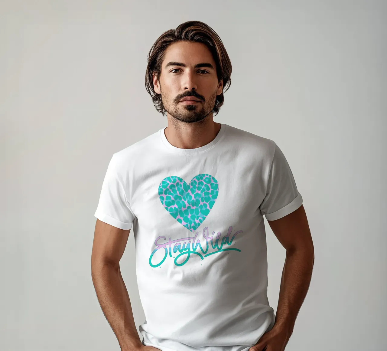 Rester sauvage. Devise de la vie. Cœur avec motif léopard. t-shirt de CalliLetters