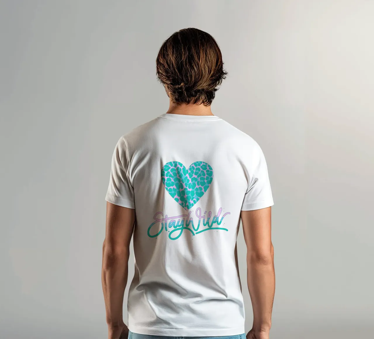Rester sauvage. Devise de la vie. Cœur avec motif léopard. t-shirt de CalliLetters