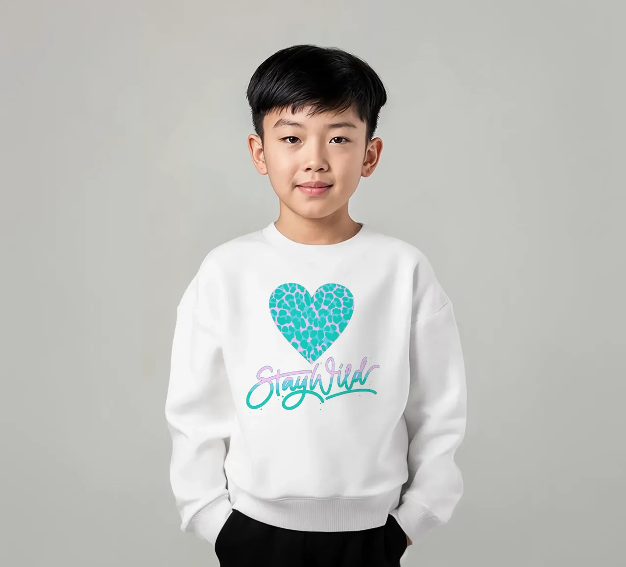 Rester sauvage. Devise de la vie. Cœur avec motif léopard. sweat enfant de CalliLetters