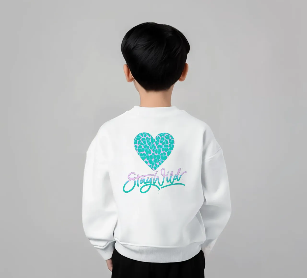 Rester sauvage. Devise de la vie. Cœur avec motif léopard. sweat enfant de CalliLetters