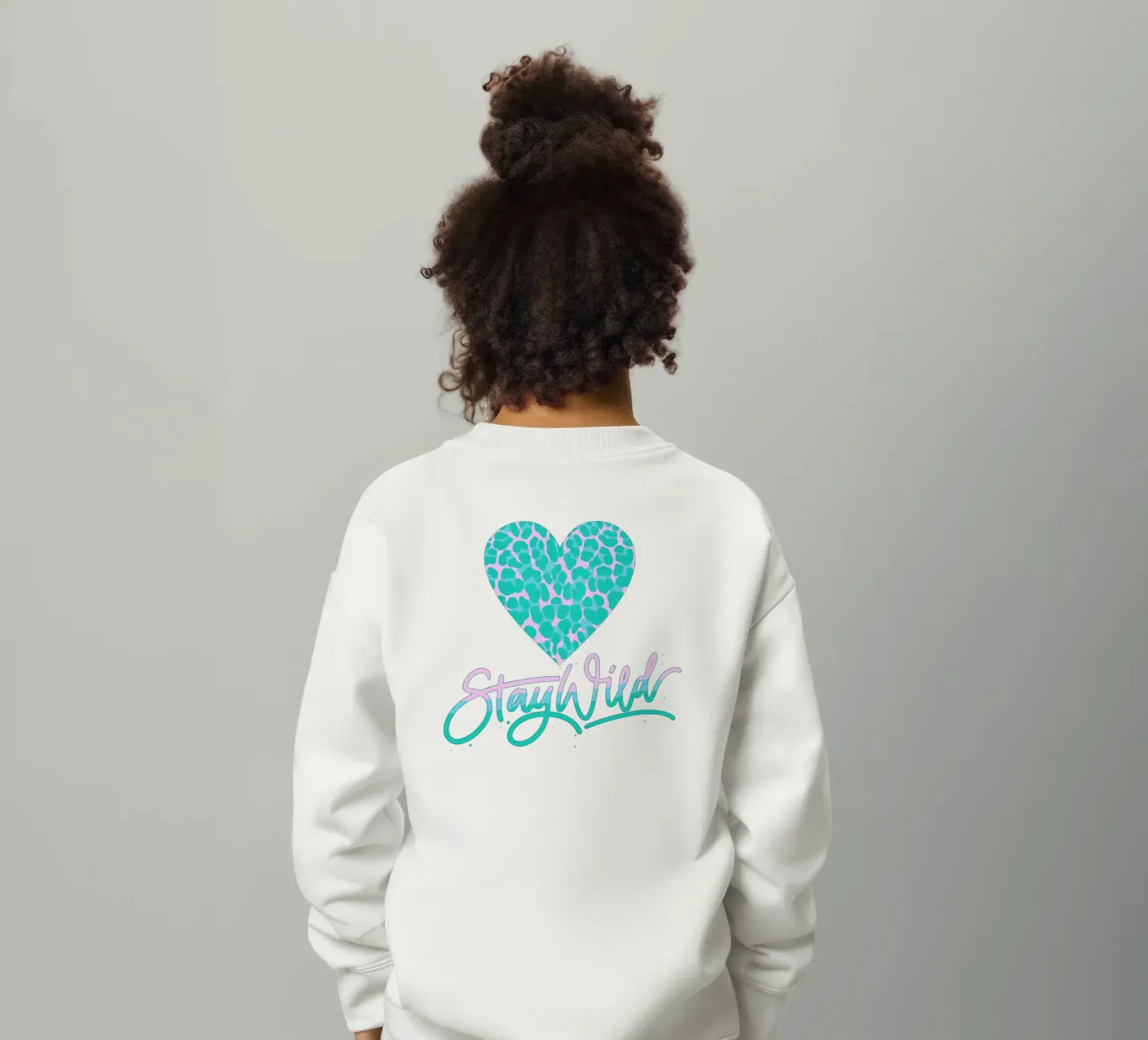 Rester sauvage. Devise de la vie. Cœur avec motif léopard. sweat enfant de CalliLetters