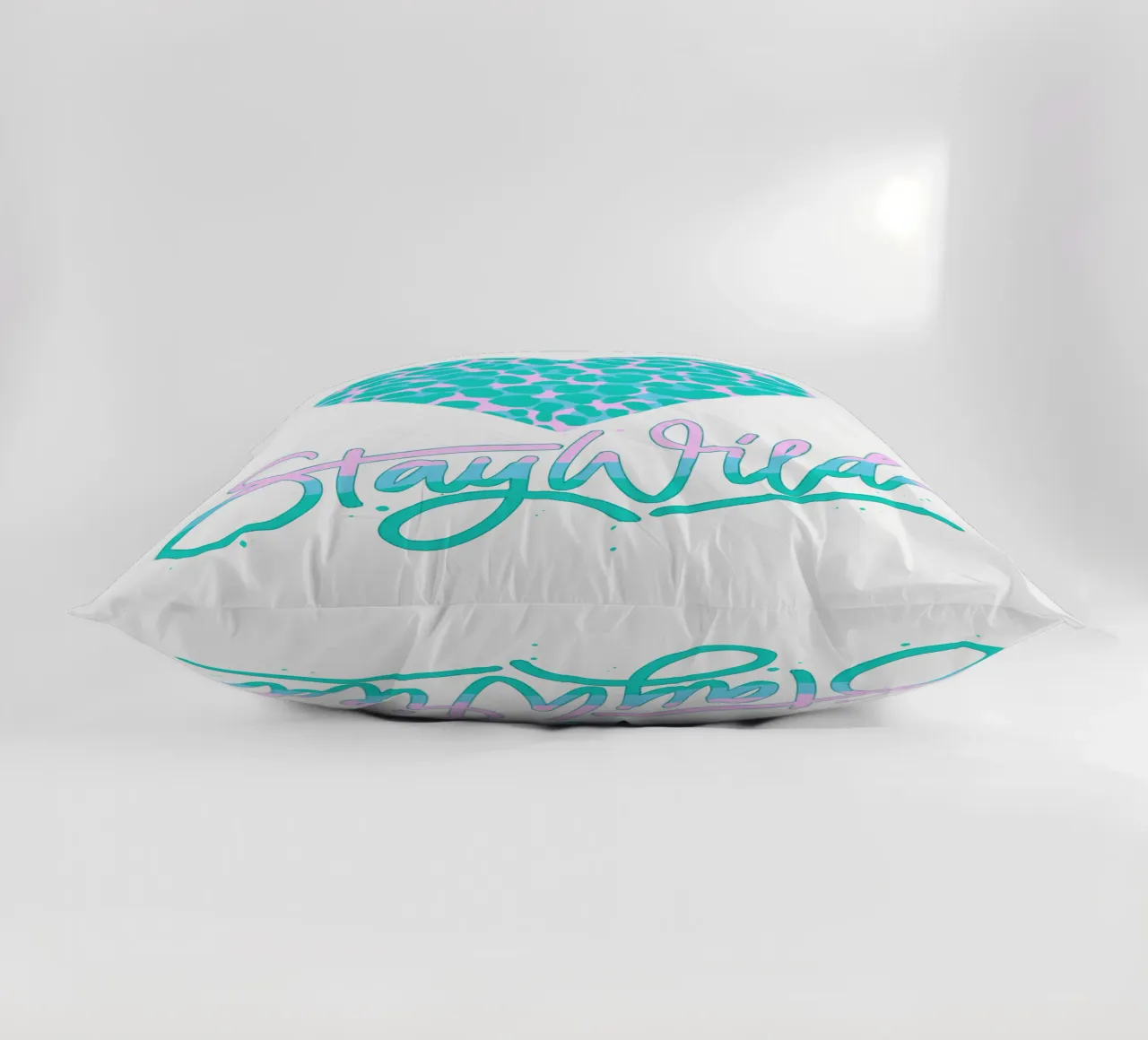 Rester sauvage. Devise de la vie. Cœur avec motif léopard. coussin de CalliLetters