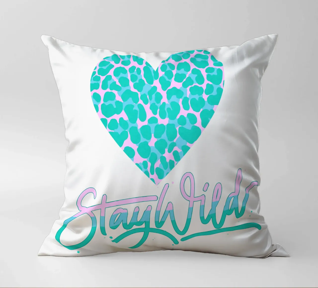 Rester sauvage. Devise de la vie. Cœur avec motif léopard. coussin de CalliLetters