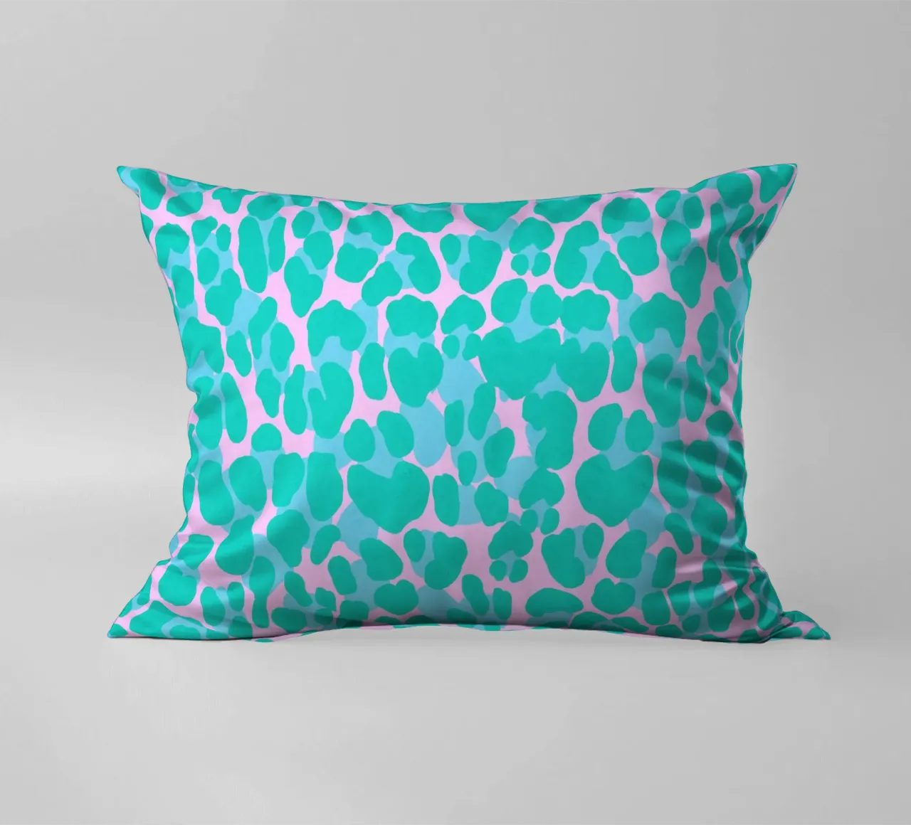 Rester sauvage. Devise de la vie. Cœur avec motif léopard. coussin de CalliLetters