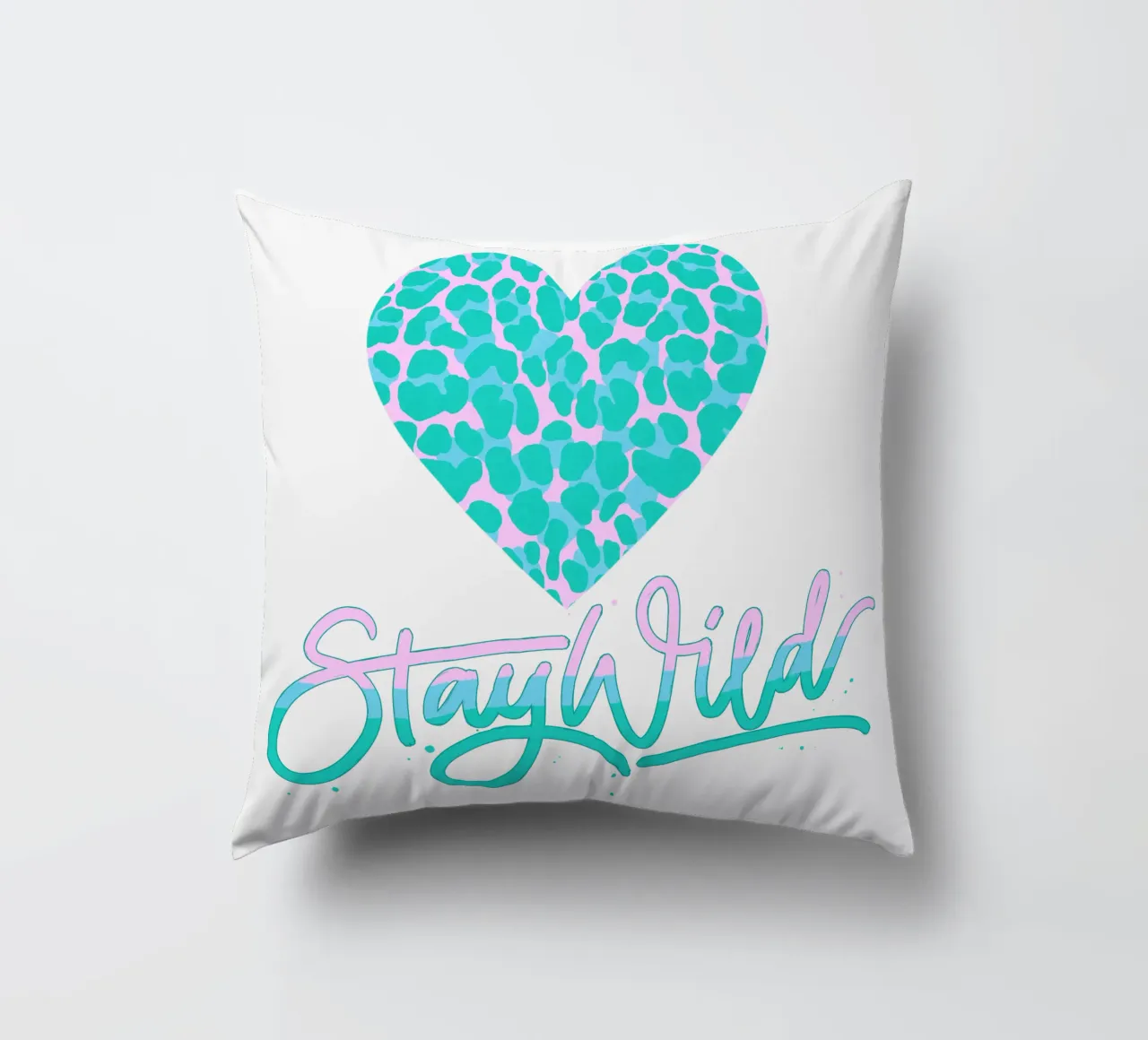 Rester sauvage. Devise de la vie. Cœur avec motif léopard. coussin de CalliLetters