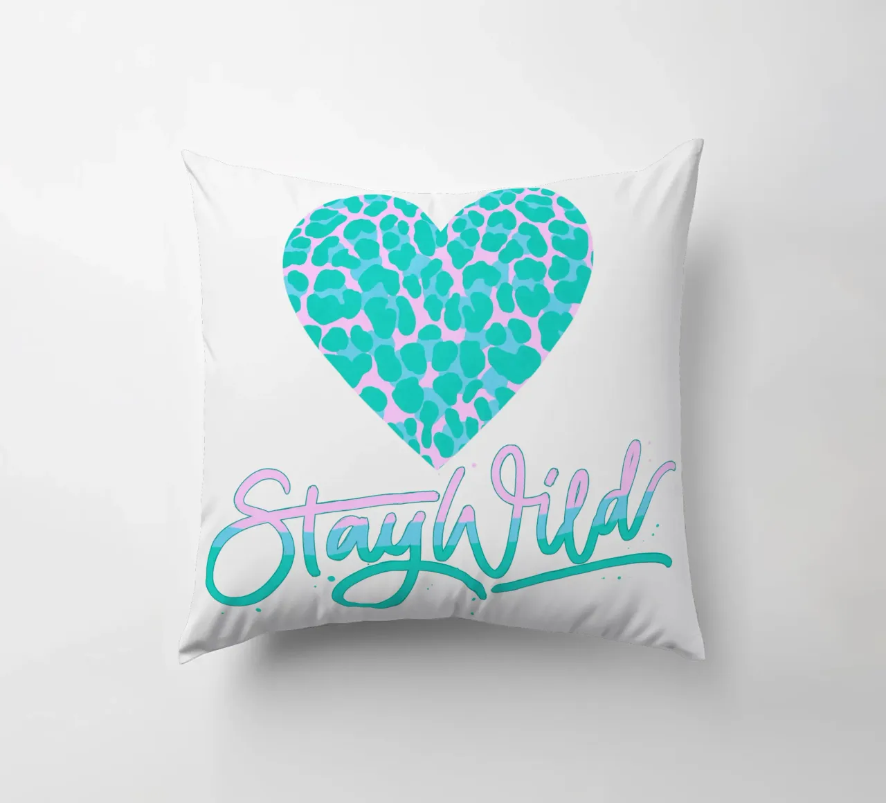 Rester sauvage. Devise de la vie. Cœur avec motif léopard. coussin de CalliLetters