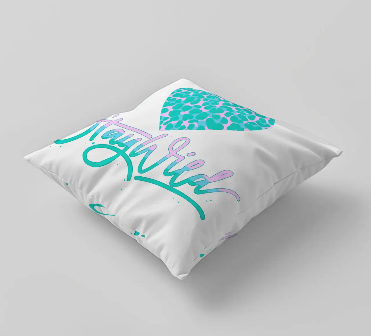 Rester sauvage. Devise de la vie. Cœur avec motif léopard. coussin de CalliLetters