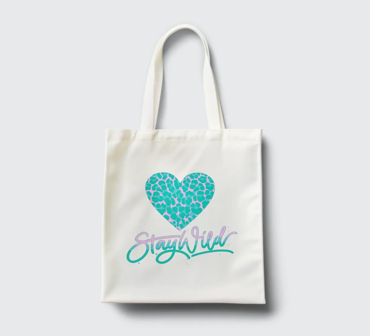 Stay Wild. Lebensmotto. Herz mit Leopardenmuster. Jutebeutel von CalliLetters
