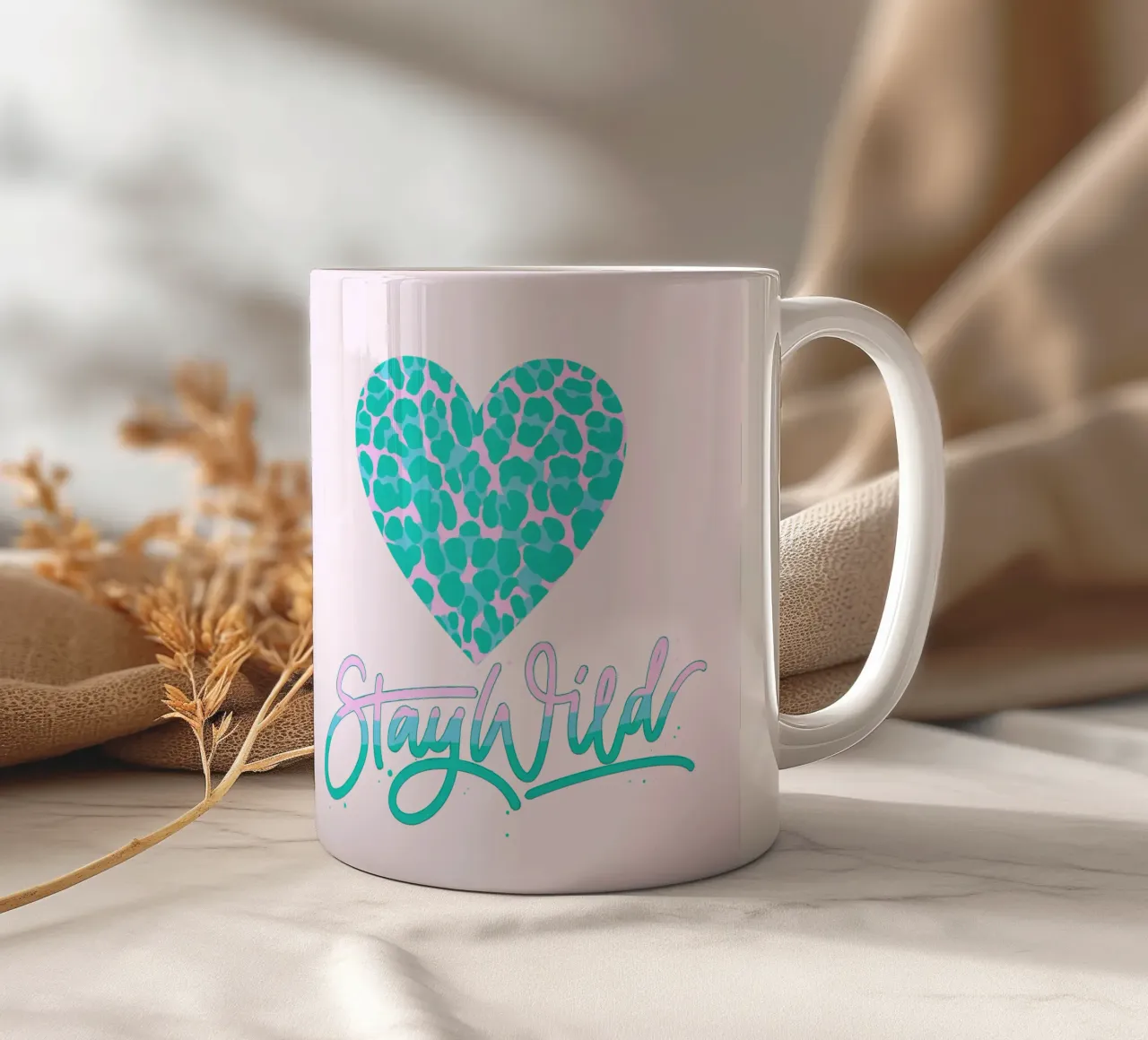 Rester sauvage. Devise de la vie. Cœur avec motif léopard. mug en céramique de CalliLetters