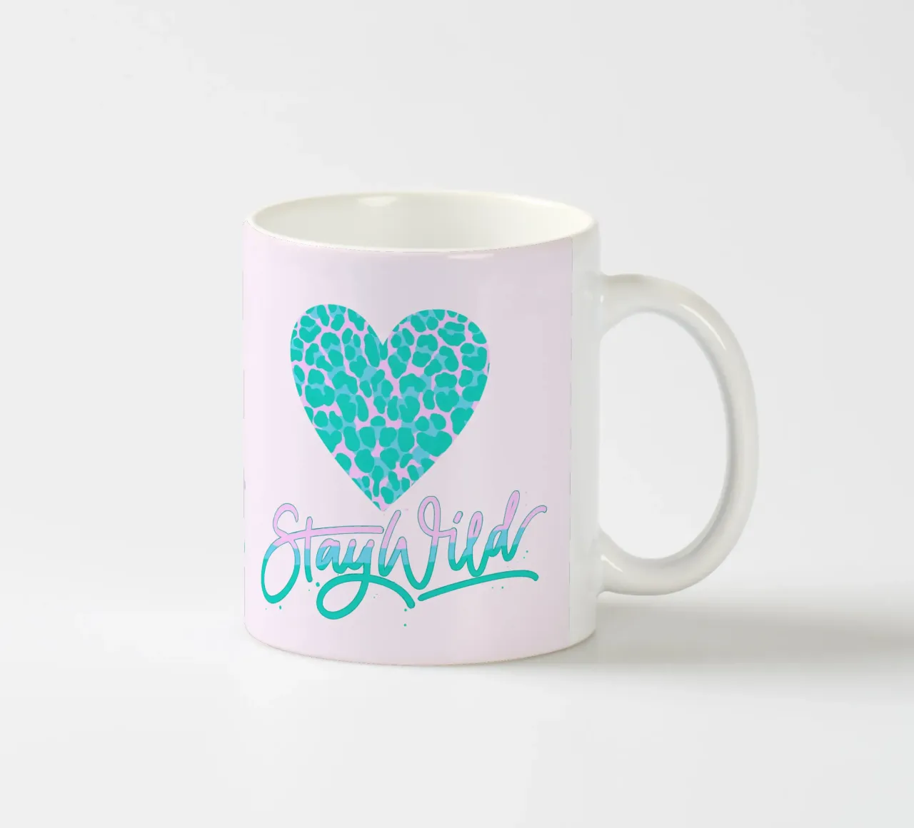 Rester sauvage. Devise de la vie. Cœur avec motif léopard. mug en céramique de CalliLetters