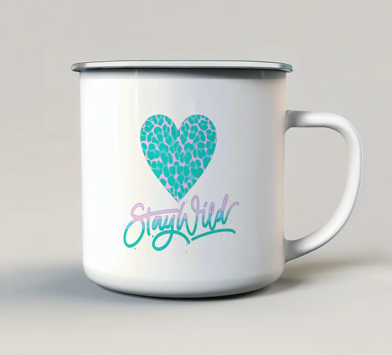Rester sauvage. Devise de la vie. Cœur avec motif léopard. mug en émail de CalliLetters