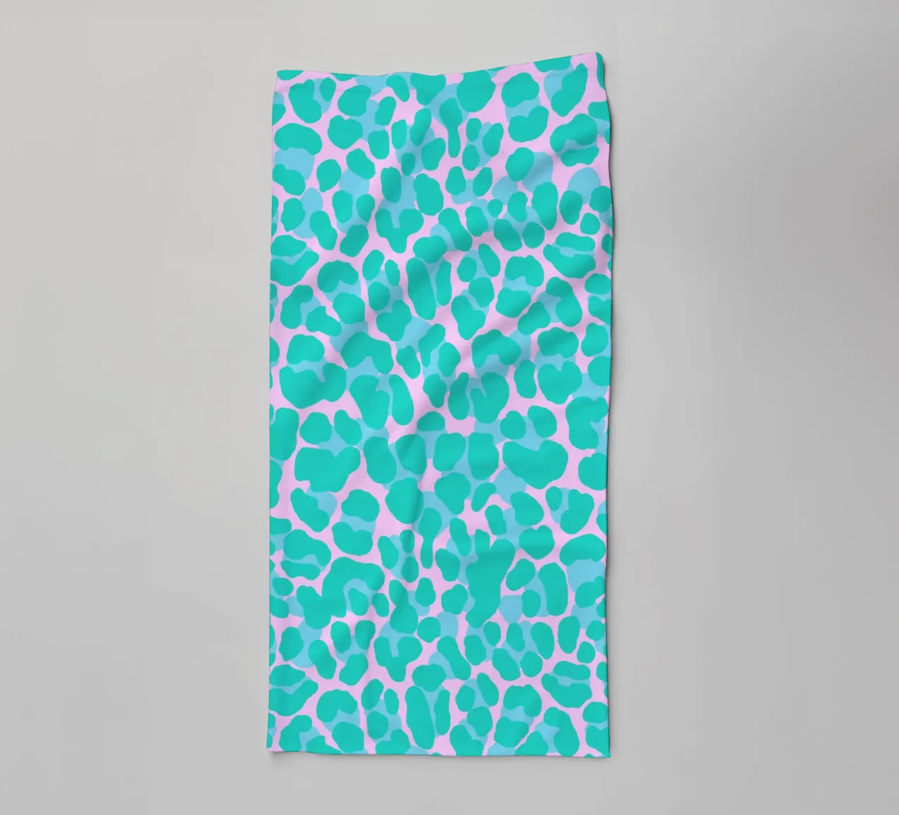 Rester sauvage. Devise de la vie. Cœur avec motif léopard. serviette de bain de CalliLetters