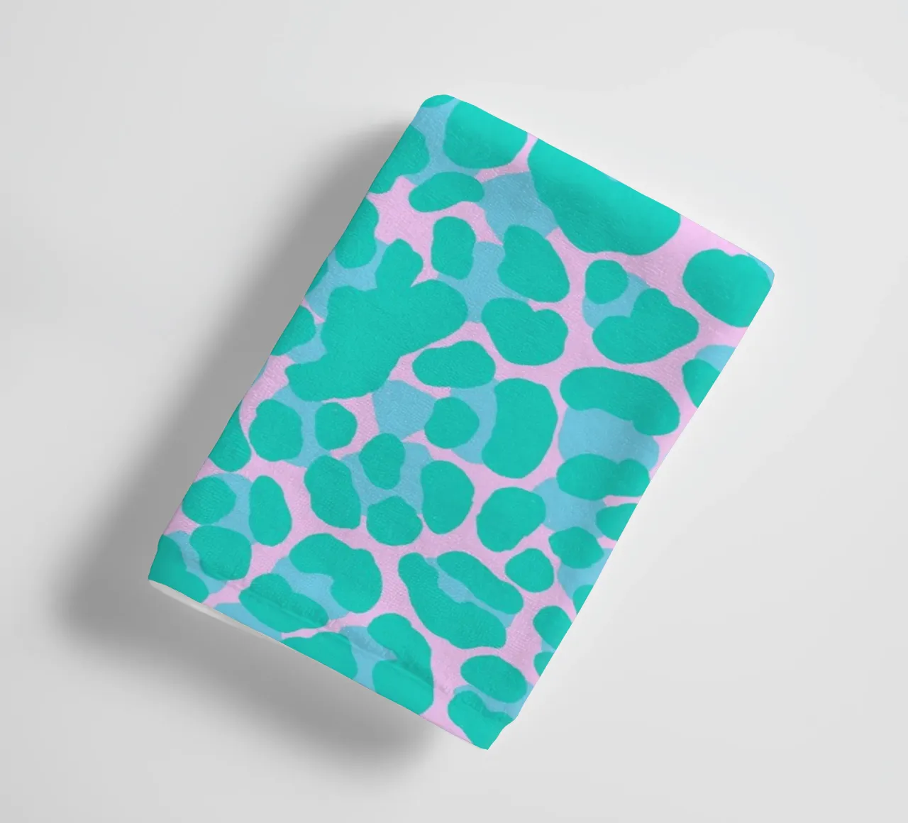 Rester sauvage. Devise de la vie. Cœur avec motif léopard. serviette de bain de CalliLetters