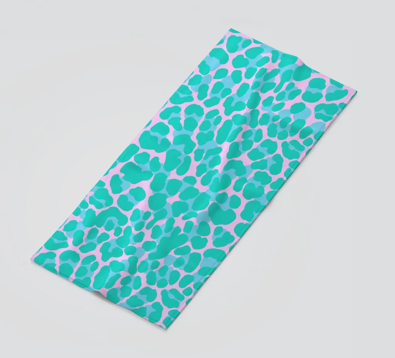 Rester sauvage. Devise de la vie. Cœur avec motif léopard. serviette de plage de CalliLetters