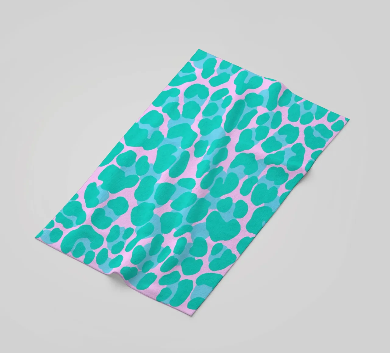 Rester sauvage. Devise de la vie. Cœur avec motif léopard. serviette de plage de CalliLetters