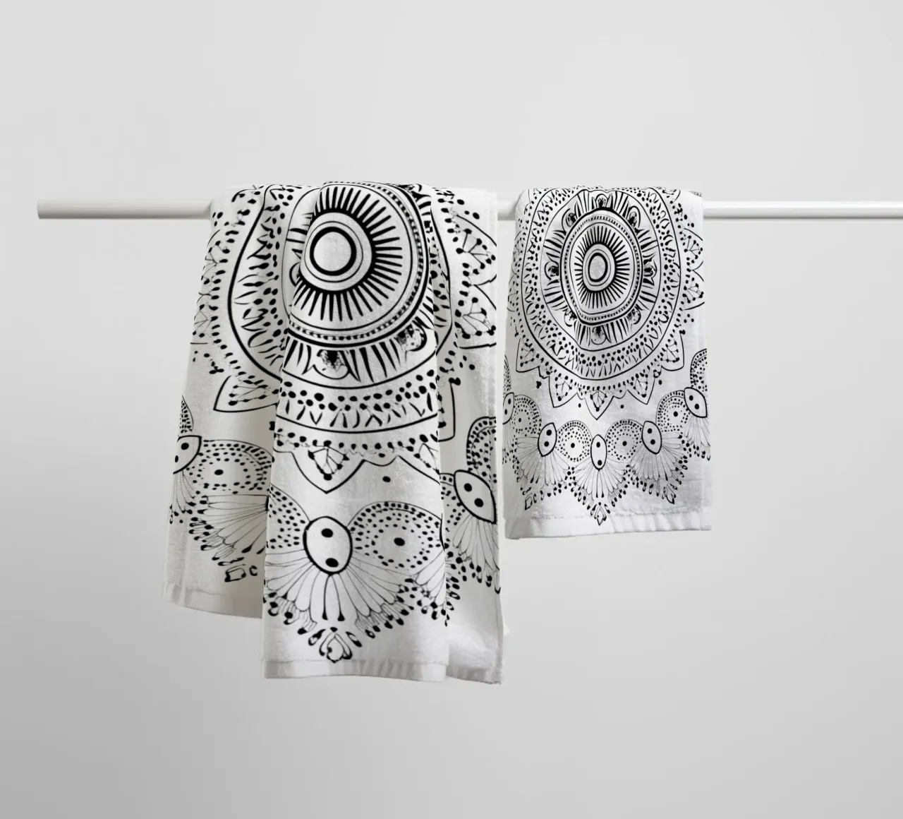 Mandala in bianco e nero asciugamano da bagno da Spiritual Touch