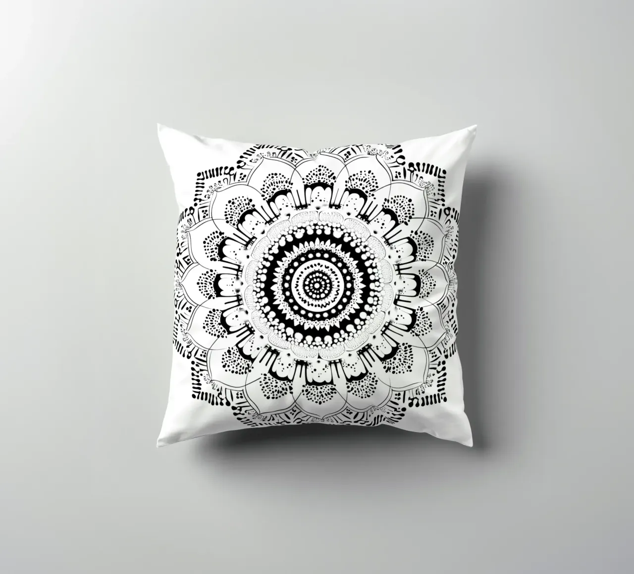 Mandala in bianco e nero cuscino da Spiritual Touch