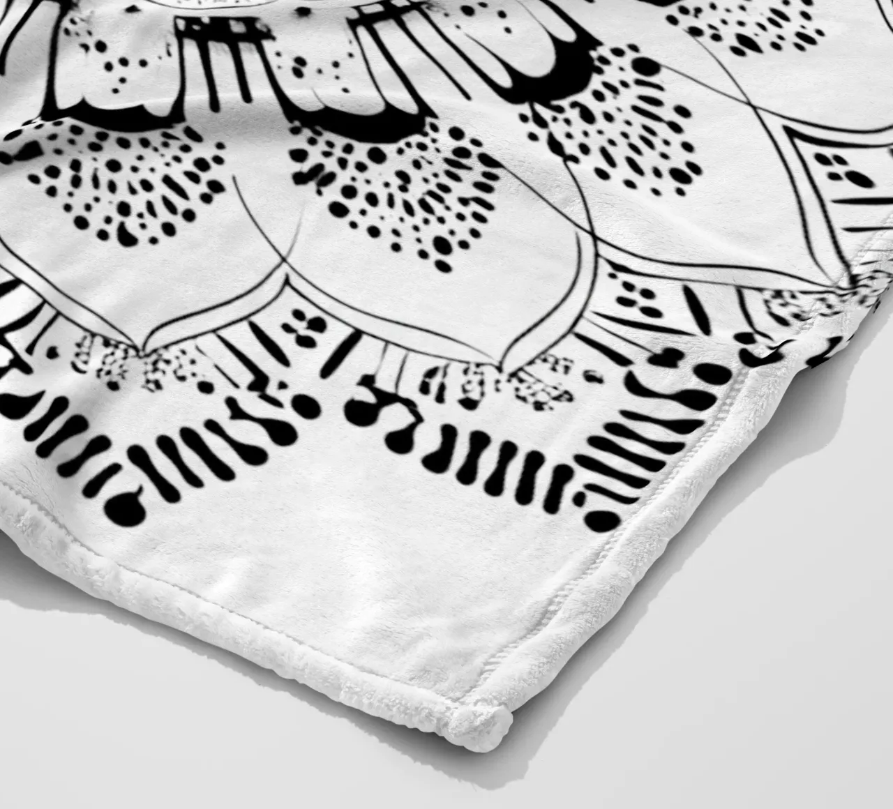 Mandala in bianco e nero coperta in pile da Spiritual Touch