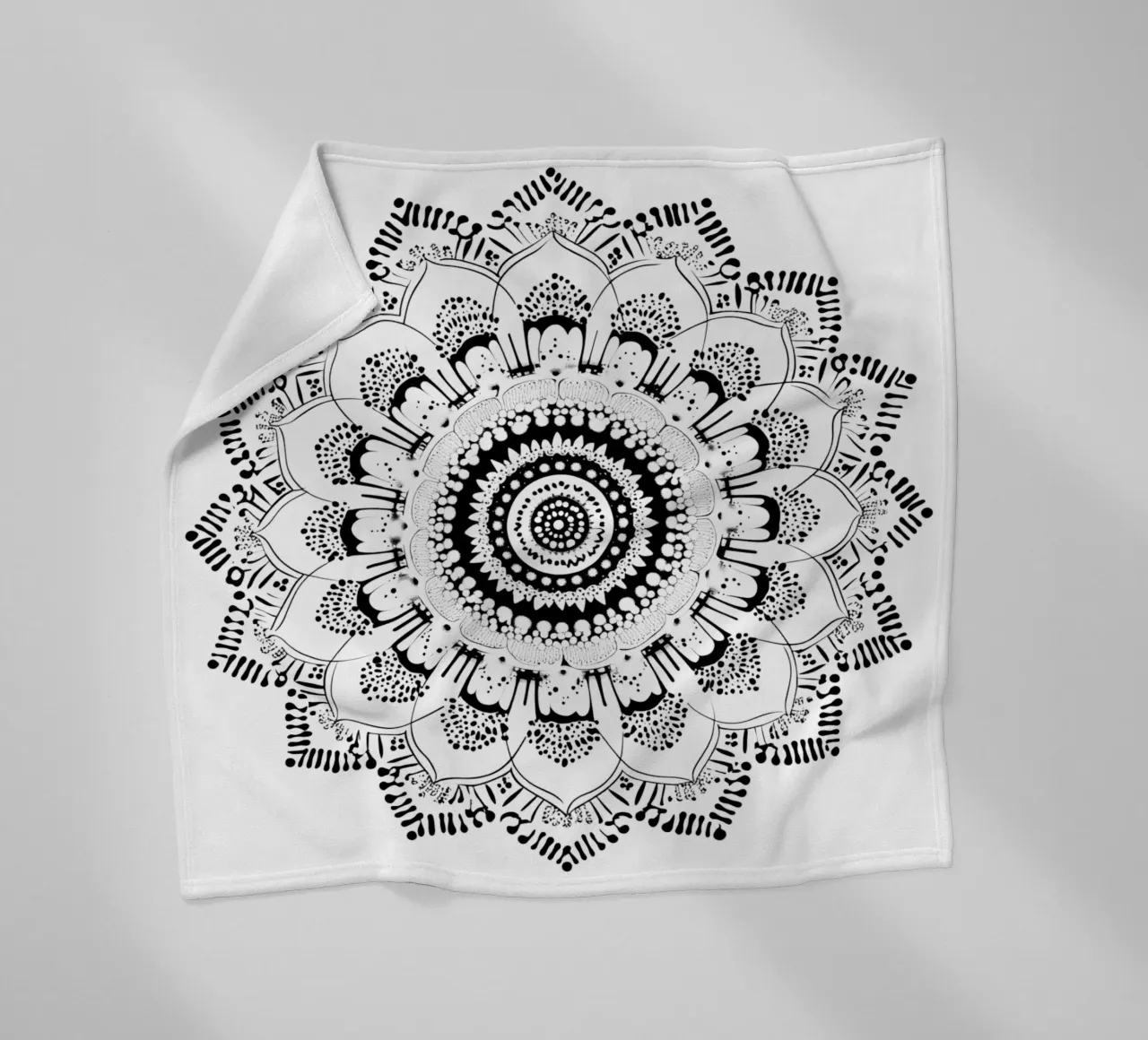 Mandala in bianco e nero coperta in pile da Spiritual Touch