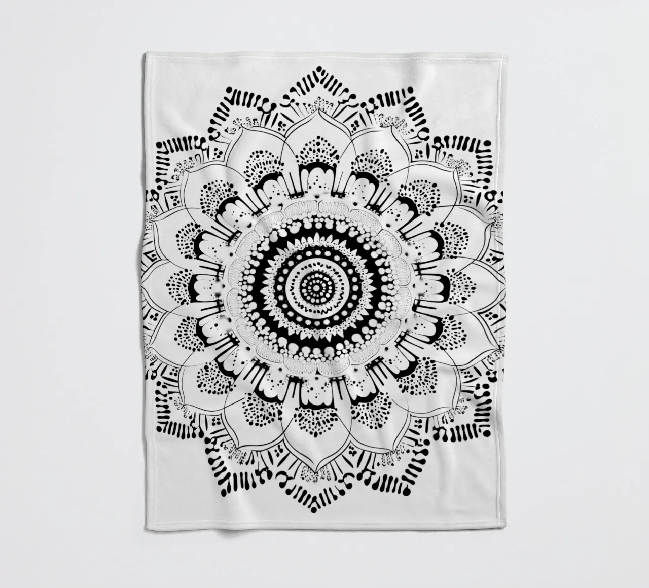 Mandala in bianco e nero coperta in pile da Spiritual Touch