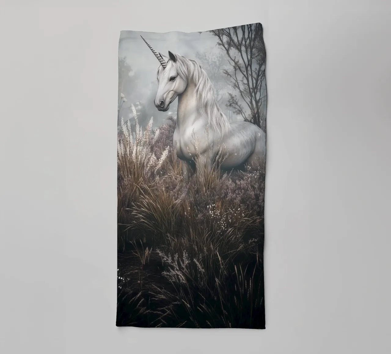 The Last Unicorn - Elegant Mythical Art Print asciugamano da bagno da Synthaira