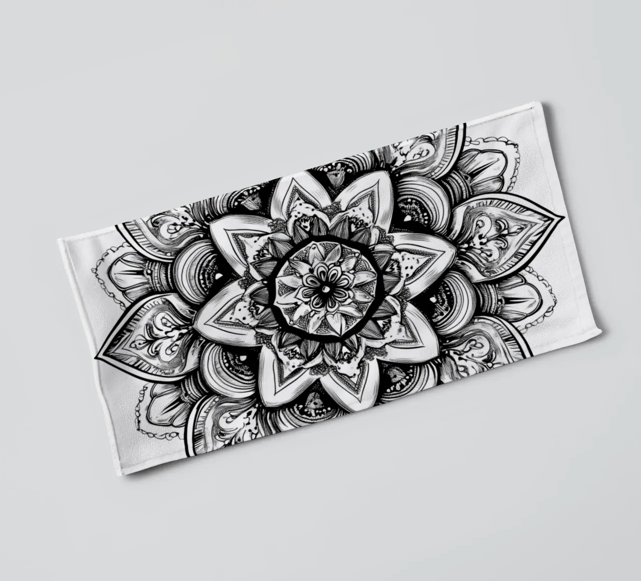 Mandala in bianco e nero asciugamano da bagno da Spiritual Touch