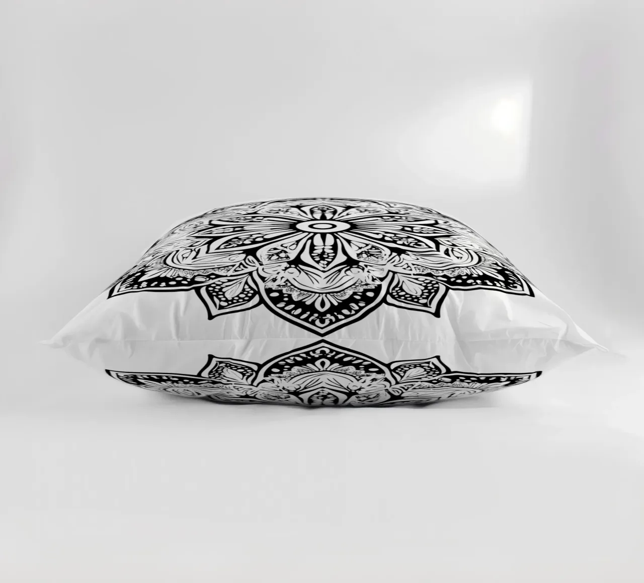 Mandala in bianco e nero cuscino da Spiritual Touch