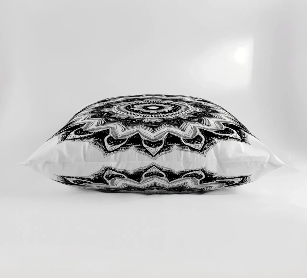 Mandala in bianco e nero cuscino da Spiritual Touch