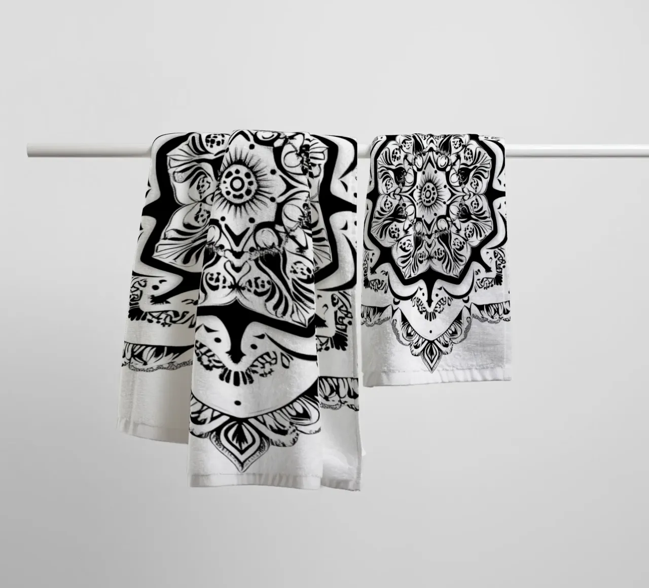 Mandala in bianco e nero asciugamano da bagno da Spiritual Touch