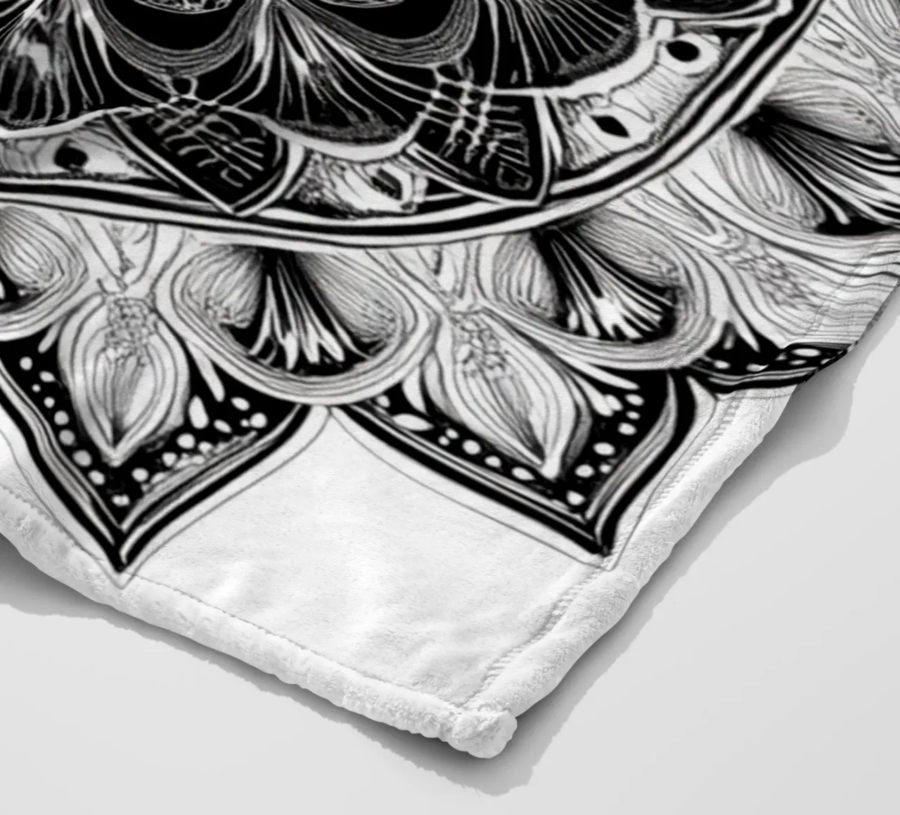 Mandala in bianco e nero coperta in pile da Spiritual Touch