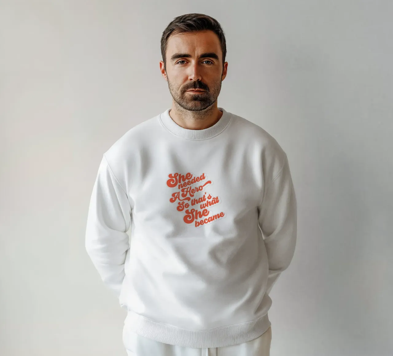 Elle avait besoin d'un héros - Groovy Typographic Print sweat de Dominique Vari Words