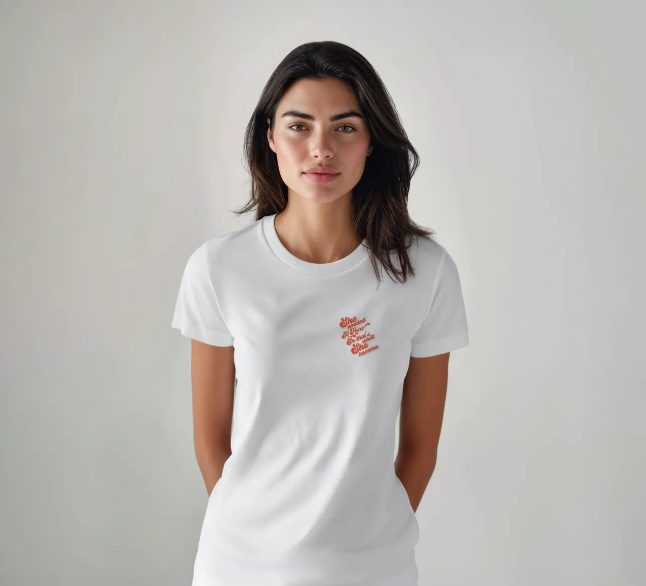 Ella necesitaba un héroe - Groovy Typographic Print camiseta de Dominique Vari Words