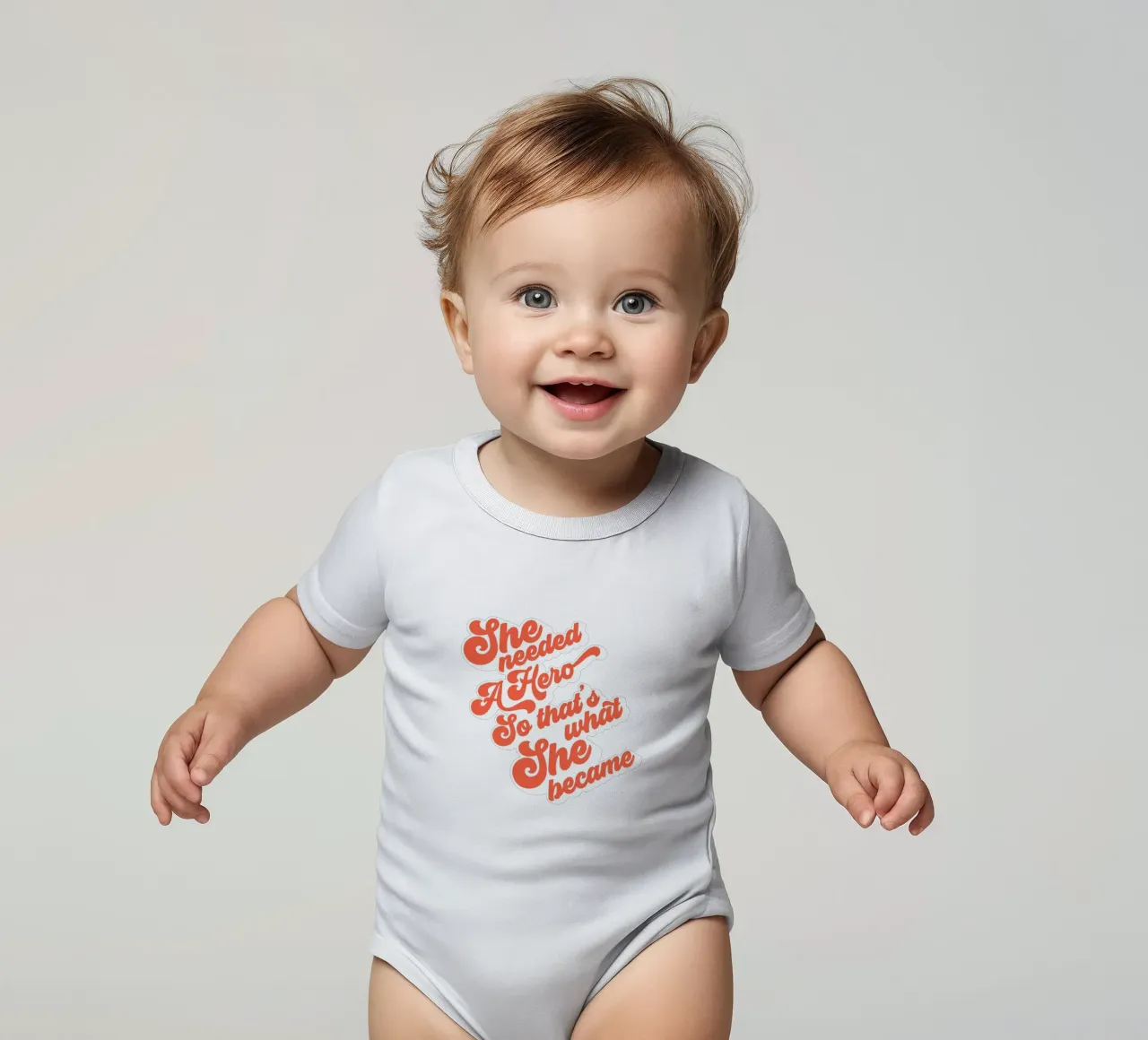 Sie brauchte einen Helden - Groovy Typographic Print Kurzarm Babybody von Dominique Vari Words