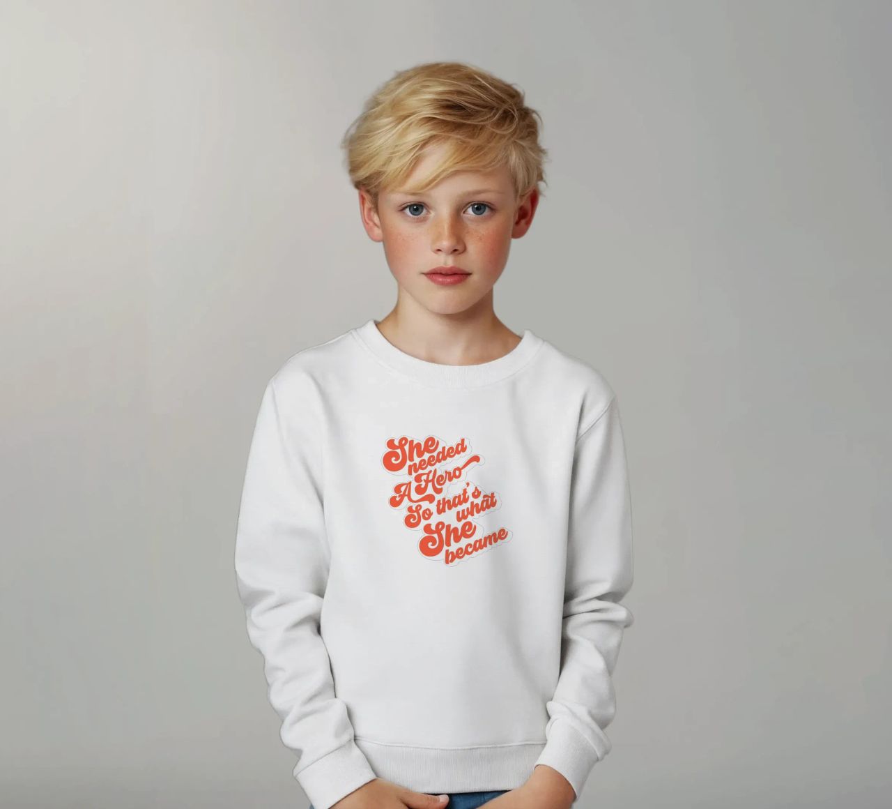 Ella necesitaba un héroe - Groovy Typographic Print sudadera para niño de Dominique Vari Words