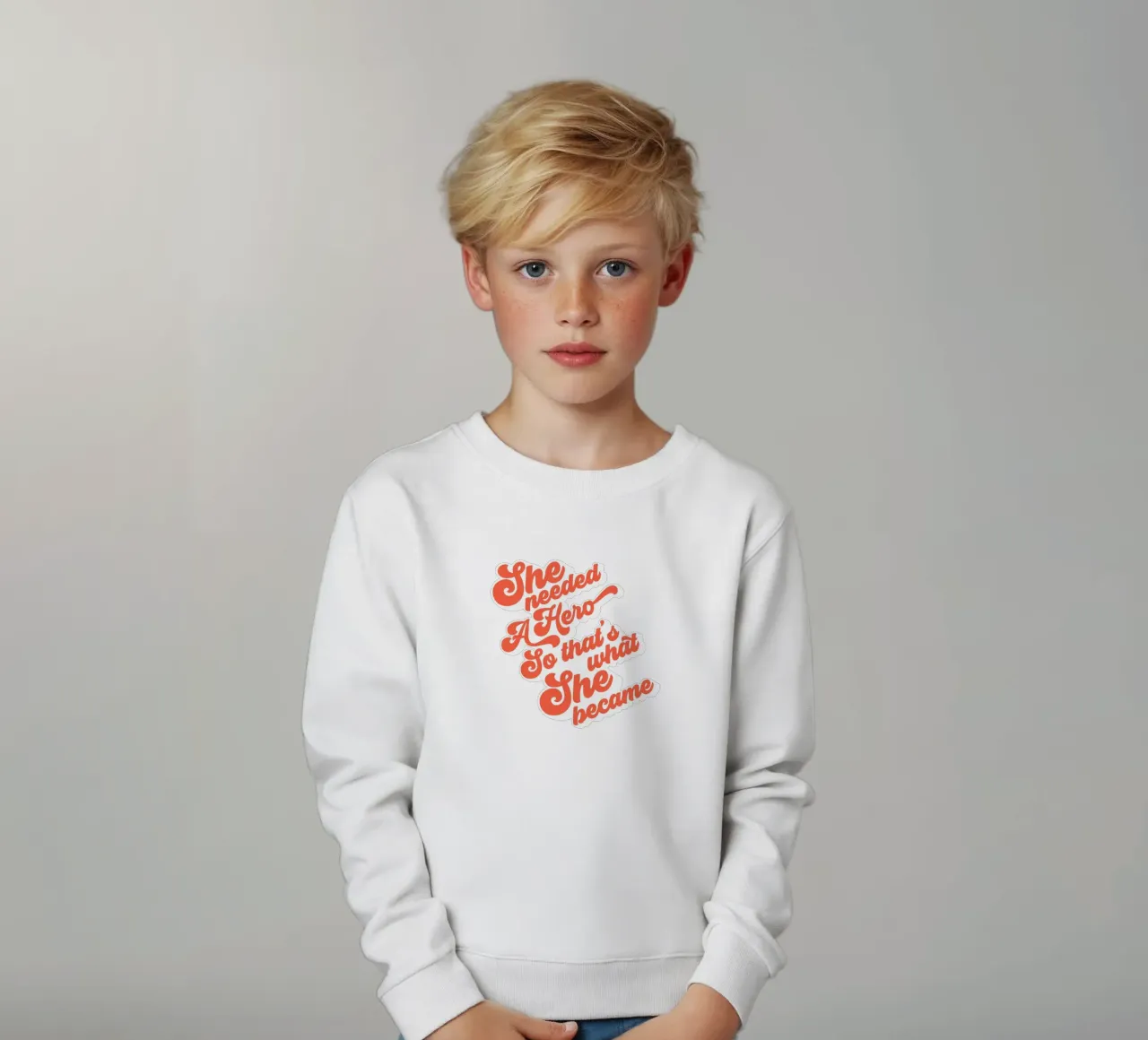 Sie brauchte einen Helden - Groovy Typographic Print Kinder Sweatshirt von Dominique Vari Words