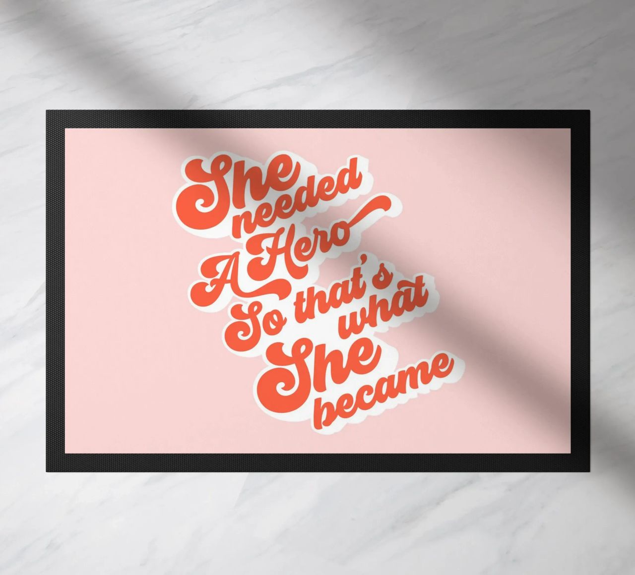 Ella necesitaba un héroe - Groovy Typographic Print felpudo de Dominique Vari Words