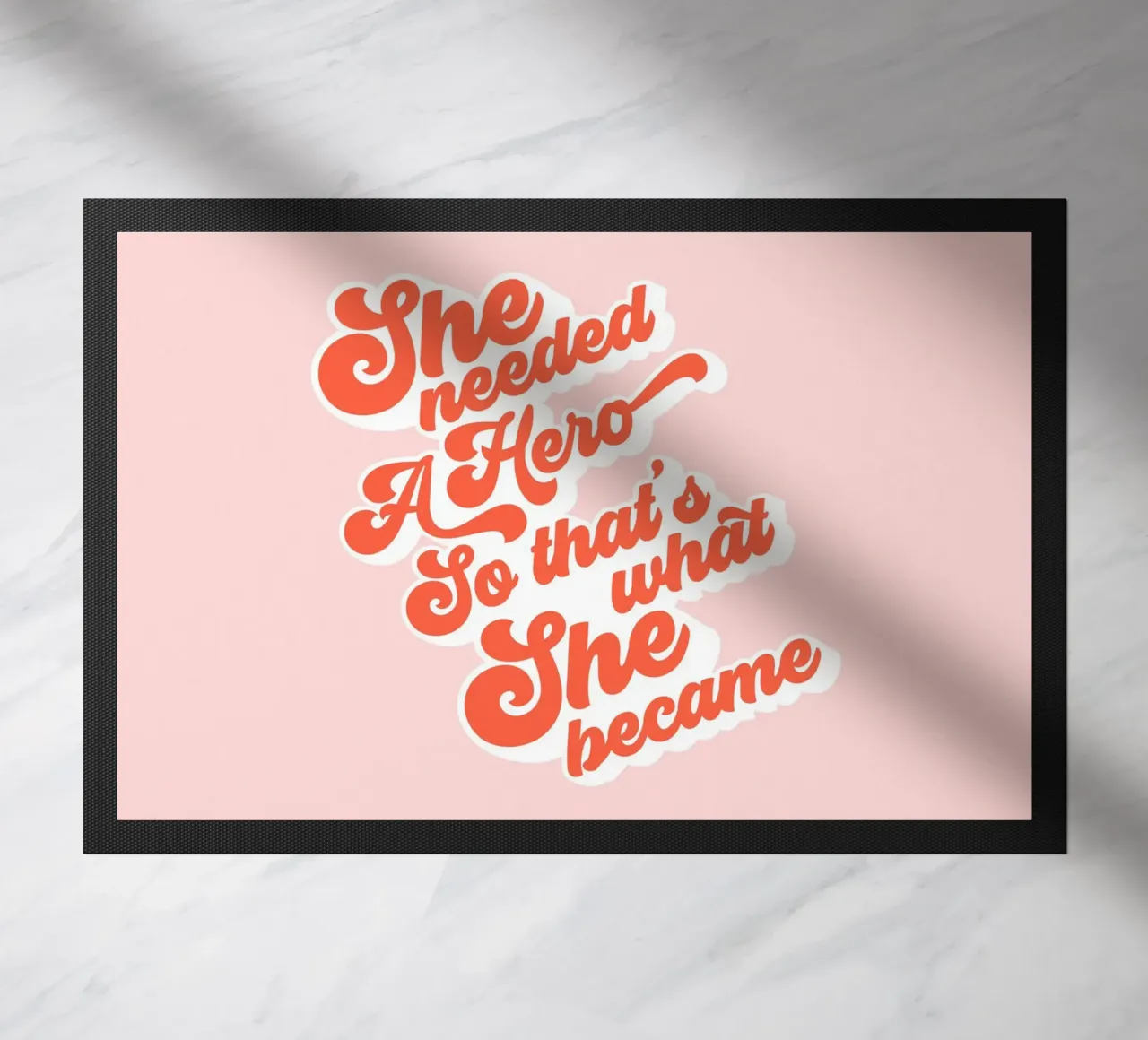 Sie brauchte einen Helden - Groovy Typographic Print Fußmatte von Dominique Vari Words