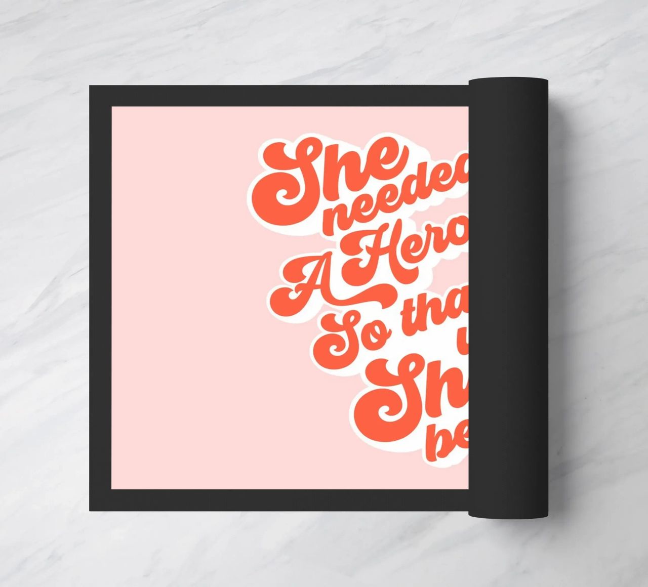 Ella necesitaba un héroe - Groovy Typographic Print felpudo de Dominique Vari Words
