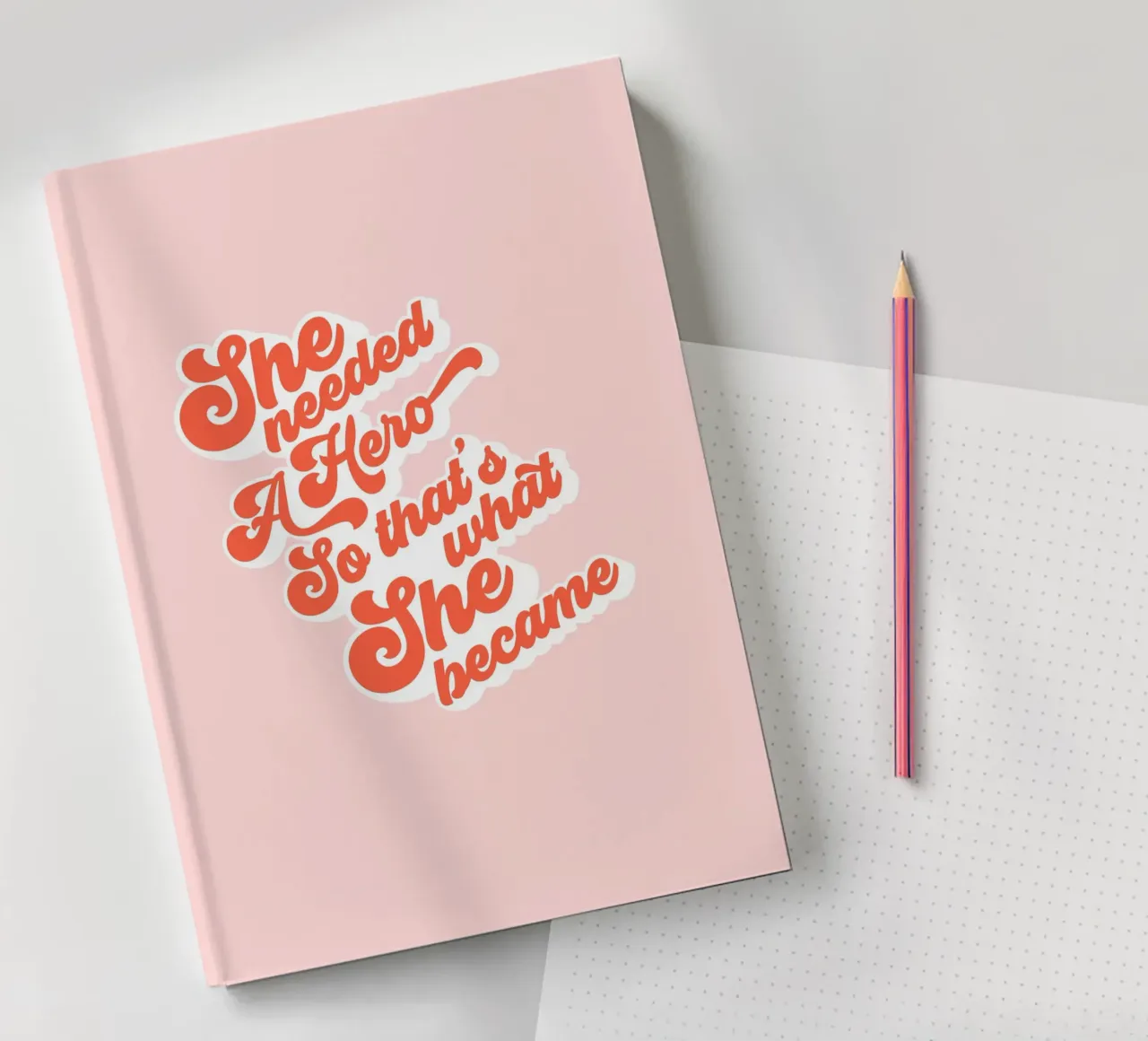 Elle avait besoin d'un héros - Groovy Typographic Print carnet de notes de Dominique Vari Words