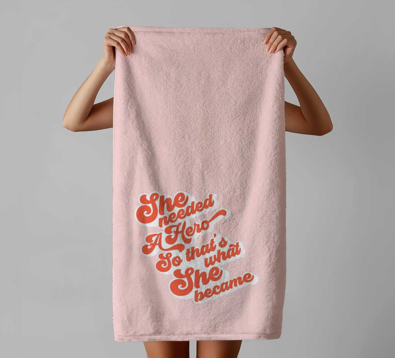 Ella necesitaba un héroe - Groovy Typographic Print toalla de baño de Dominique Vari Words